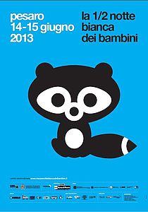 volantino Mezzanote Bianca dei Bambini 2013 con procione su sfondo azzurro