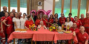 La 104enne Bianca Cornero con il sindaco Biancani, l'assessore Pandolfi, il nipote Franco Forlani, la tutrice Milena Signorotti, gli operatori della struttura, il direttore Giulio Giorgi, i volontari di CRI Pesaro