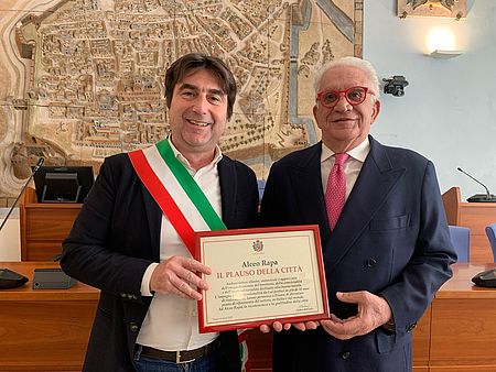 Il sindaco Andrea Biancani consegna il “Plauso della Città” ad Alceo Rapa