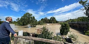Il sindaco di Pesaro Matteo Ricci osserva il fiume Foglia dopo la fase critica dell'alluvione