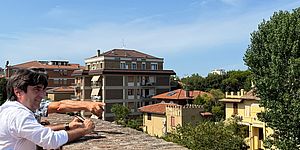 Il sindaco Biancani affacciato dal torrione di Rocca Costanza