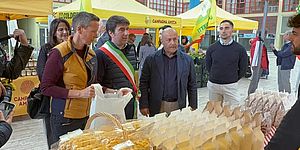 Biancani ed altri che comprano alla bancarella