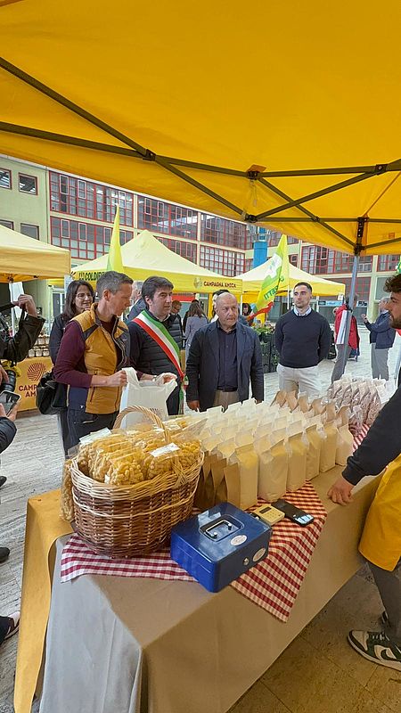 Biancani ed altri che comprano alla bancarella