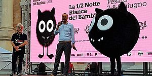 Il Sindaco sul palco di Piazza del Popolo insieme alla mascotte Sparvy