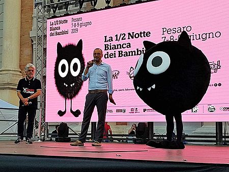 Il Sindaco sul palco di Piazza del Popolo insieme alla mascotte Sparvy
