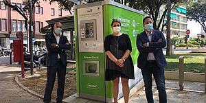 Tiviroli Morotti Tagliolini davanti al distributore sacchetti differenziata