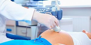 mano che sta facendo un ecografia