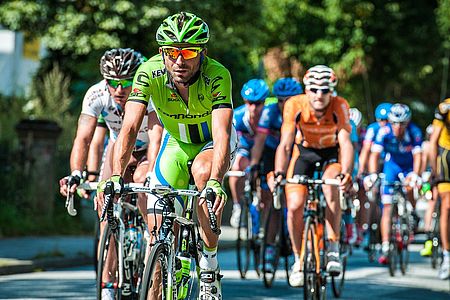 Immagine generica di ciclisti in strada