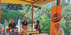 Ricci ed altri sotto un gazebo