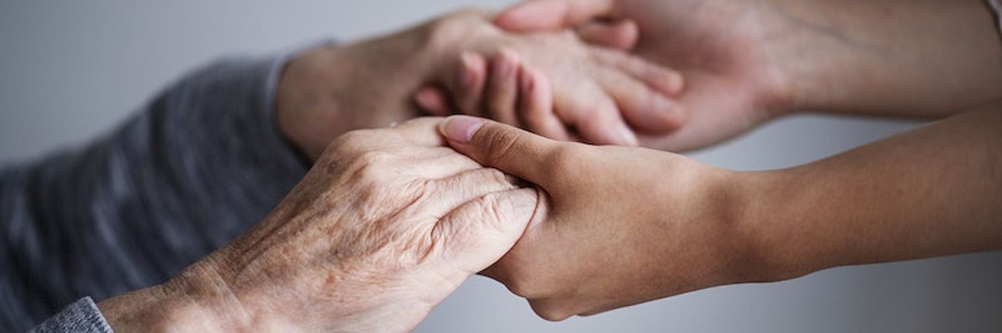 Immagine mani che si toccano