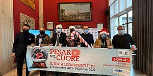 Ricci Vimini Frenquellucci Santini ed altri organizzatori con in mano striscione "Pesaro nel Cuore"