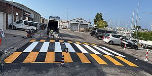 In strada Tra i due porti realizzati i rialzamenti per ridurre la velocità dei veicol