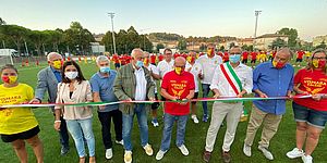 Taglio del nastro campo da calcio con autorità