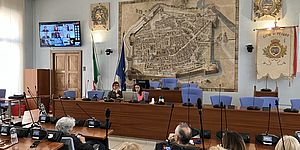 Murgia con persone in sala del Consiglio