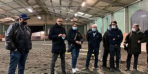 Ricci Belloni Morotti ed altri nel piazzale del maneggio