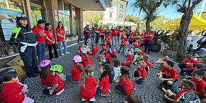 Biancani Murgia Mengucci con bambini di bimbimbici