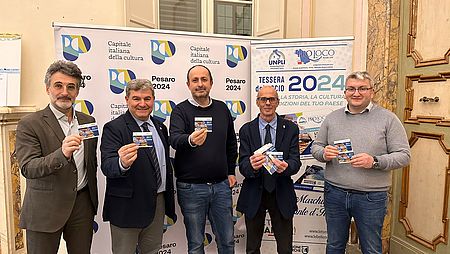 Le Pro loco al fianco di Pesaro 2024: iniziata la distribuzione delle 900mila tessere associative dedicate alla Capitale Italiana della Cultura Silvano Straccini, direttore Pesaro 2024; Marco Silla, presidente Unpli regionale; Daniele Vimini, vicesindaco assessore alla Bellezza; Pierpaolo Diotallevi, consigliere nazionale Unpli; Damiano Bartocetti, presidente Unpli provinciale.