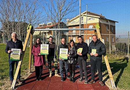 Altalena con attori del progetto