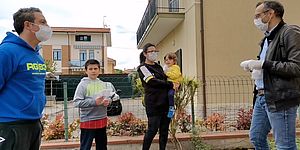 sindaco che consegna mascherine a bimbi