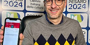 Ricci che mostra il cellulare 