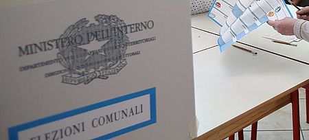 Un momento delle elezioni comunali