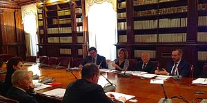 Mariotti Ricci in ufficio con librerie