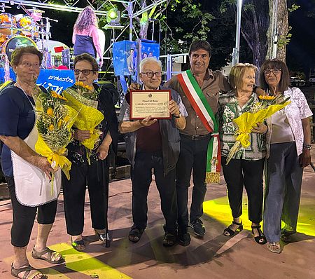 L’abbraccio della città a Dino Del Bene. Biancani e Pandolfi: «È tra i fondatori del Centro socio-culturale di Vismara che ha da poco celebrato i suoi primi 30 anni di attività» Biancani con Del Bene e signore del centro sociale