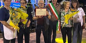 Biancani con Del Bene e signore del centro sociale