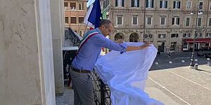 Sindaco che sistema drappo