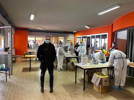 Ricci davanti ai tavoli per fare i tamponi