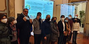 Frenquellucci Murgia Biancani ed altri davanti all'immagine del corso universitario