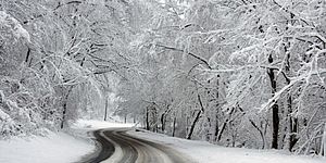 strada con neve