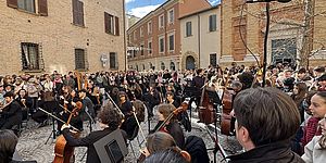Tutti cantano San Remo davanti al conservatorio