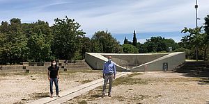 Ricci Della Dora davanti fontana