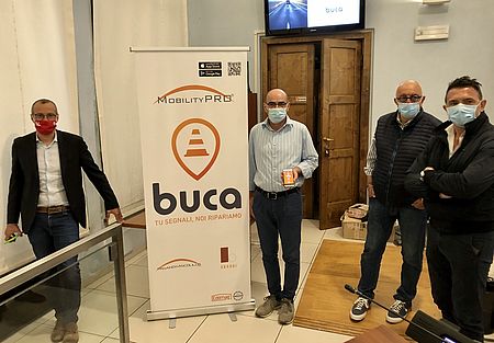 Ricci ed altri con manifesto "Buca"