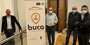 Ricci ed altri con manifesto "Buca"