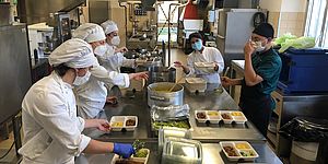 ragazzi che preparano i pasti