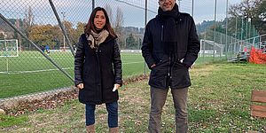 Della Dora e Ricci con alle spalle un campo da calcio