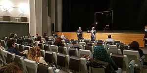 persone di schiena a teatro