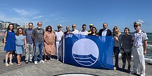 Bandiera blu con autorità ed altri davanti