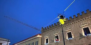 La discesa della Befana dei Vigili del fuoco dal Municipio di piazza del Popolo per “Pesaro, il cuore del Natale”