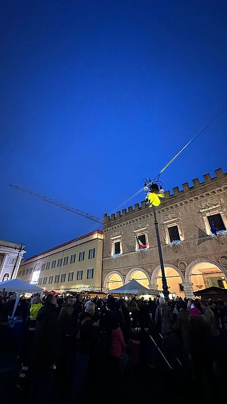 La discesa della Befana dei Vigili del fuoco dal Municipio di piazza del Popolo per “Pesaro, il cuore del Natale”