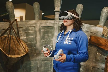 Ragazza con il visore in testa