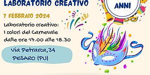 locandica con sfondo beige con maschera di carnevale e coriandoli