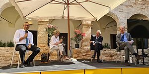 persone sotto ombrelloni al conventino