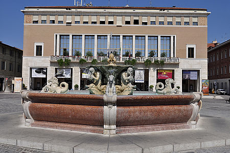 palazzo del Comune con davanti la fontana