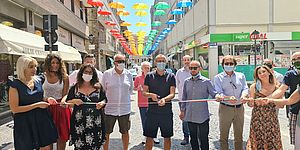 Ricci Vimini Belloni Frenquellucci Pozzi ed altri sotto gli ombrelli di via Curiel