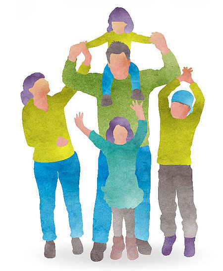 famiglia in cerchio i cui componenti si tengono per mano