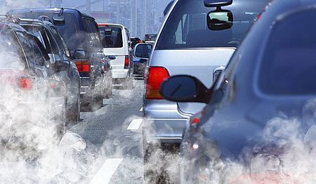 foto di auto e smog