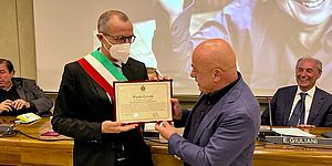 Ricci Cevoli con targa in mano